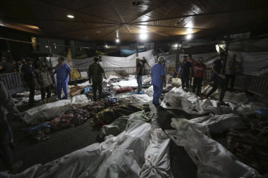 LEKARI OPERISALI NA PODOVIMA I HODNICIMA BEZ ANESTEZIJE! Katastrofa nakon eksplozije u bolnici u Gazi: Skupljaju se delovi tela, najviše žrtava deca i žene!