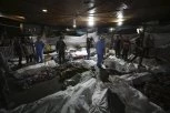 LEKARI OPERISALI NA PODOVIMA I HODNICIMA BEZ ANESTEZIJE! Katastrofa nakon eksplozije u bolnici u Gazi: Skupljaju se delovi tela, najviše žrtava deca i žene!