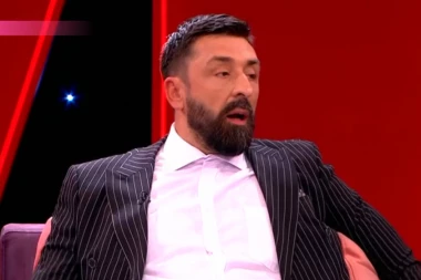 NAOČARE I ZALIZANA KOSA! ISPLIVALA ŠOK-FOTKA Ognjena Amidžića stara 13 godina! Voditelj neprepoznatljiv (FOTO)