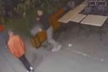 HULIGANI KOD VUKOVOG SPOMENIKA! Sigurnosne kamere žabeležile SRAMAN ČIN u Beogradu! (VIDEO)