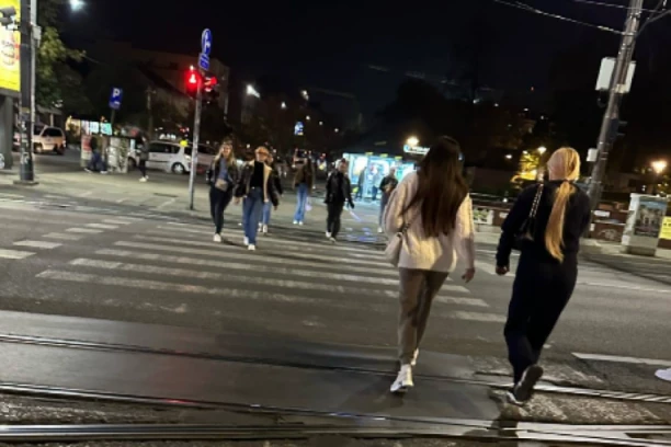 CECA RAŽNATOVIĆ U NOVOM SPOTU "PROĐI SA MNOM KROZ CRVENO": Glavna uloga pripala njenoj sestri Lidiji Ocokoljić!