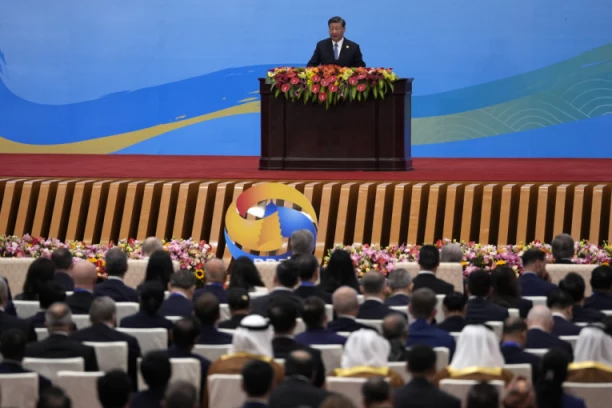 OSAM KORAKA KOJI ĆE PROMENITI SVET Si Đinping otkrio strategiju Kine - u projekat Pojas i put biće uloženo skoro 100 MILIJARDI DOLARA