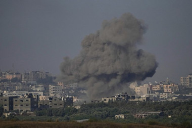 NOVINAR ŠOKIRAN NA LICU MESTA: Neviđeno bombardovanje Gaze! Svuda je panika, ogromni plamenovi DIŽU SE U NEBO!