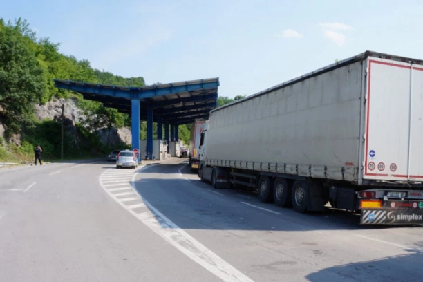 PRIŠTINA UKINULA NALEPNICE ZA REGISTARSKE TABLICE IZ SRBIJE: Odluka doneta na posebnoj sednici