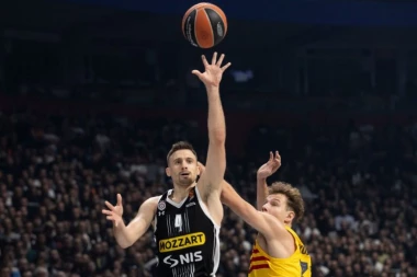 ALEKSA AVRAMOVIĆ IMA NOVI DRES: Košarkaš Partizana sa TROJKOM otišao u Atinu