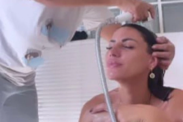 VODITELJKA KOJU JE MAJKA KUPALA GOLU SE PRVI PUT OGLASILA: Javnost je bila ŠOKIRANA ovim kadrovima, a OVE reči su napravile HAOS! (VIDEO)