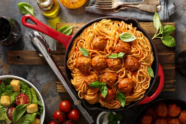 ĆUFTE IZ RERNE BEZ PRETHODNOG PRŽENJA: Pripremljeno sočno meso možete jesti i danima kasnije!