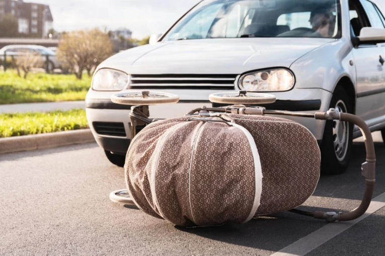 NAMERNO UDARIO ŽENU NA AUTOKOMANDI? Jeziva nesreća u Beogradu - vratio se da pogazi i kolica sa detetom (FOTO)