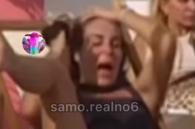 KAČAVENDI SEVNULO MEĐUNOŽJE! Digla noge uvis, pa pokazala kolika je DAMA: Kumo, šta ti je OVO?! (FOTO)