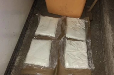 VELIKO HAPŠENJE U STAROJ PAZOVI! Pronađeno pet "cigli" spida u ručnom frižideru - diler "dolijao policiji! (FOTO)