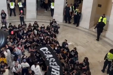 DEMONSTRANTI UPALI U KONGRES: Haos u Vašingtonu, okupljeni na protestu zahtevaju hitan prekid vatre u Gazi (VIDEO)