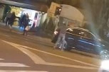 MRTAV PIJAN NASRED ULICE ''REGULIŠE'' SAOBRAĆAJ! Tetura se i izleće ispred automobila, bizarna scena u Beogradu! (VIDEO)