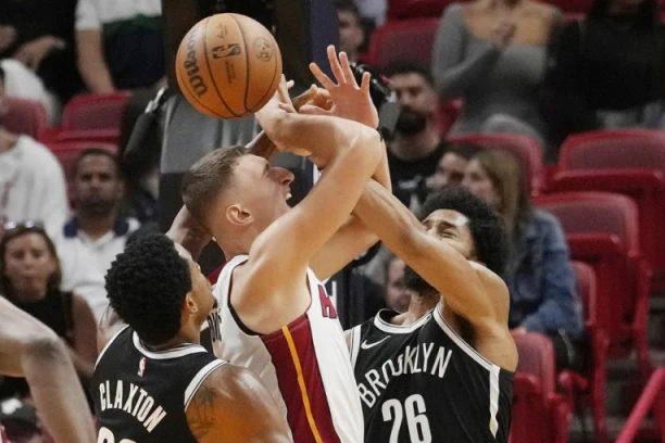 VRATIO GA NA FABRIČKA PODEŠAVANJA: Brutalna blokada srpskog košarkaša podigla publiku na noge! (VIDEO)