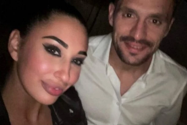 TADIĆ NAPRAVIO POTPUNI HAOS U KAFANI: "Orlovi" slavili trijumf nad Crnogorcima - atraktivna pevačica podigla atmosferu do tačke ključanja! (VIDEO)