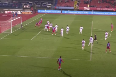 GDE VAM JE VAR? Ceo fudbalski svet im se smeje - derbi bosanskohercegovačkog fudbala rešen golom postignutim iz debelog ofsajda! (VIDEO)