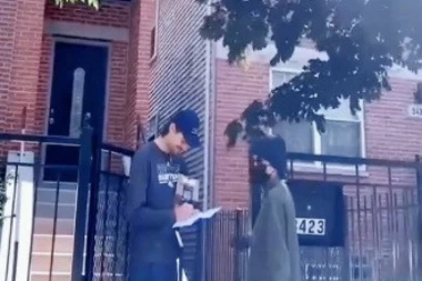 IZAŠAO JE NA KAPIJU DA PRIMI PAKET, A NIJE NI SLUTIO KO SE KRIJE IZA MASKE: Zbog onoga što je uradio razbesneo je javnost, video se munjevito širi internetom (VIDEO)