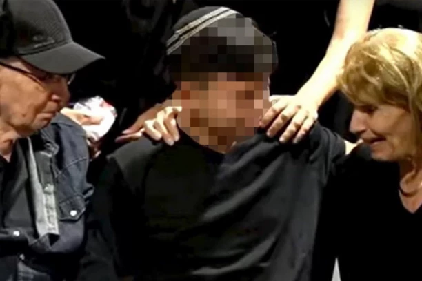 ARIJEL (12) JE OSTAO SAM: U napadu Hamasa izgubio dedu, oca, majku i dve sestre, sahrana četiri puta prekidana sirenama za uzbunu DA SRCE PREPUKNE (VIDEO)