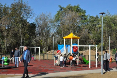 OTVORENO DEČJE IGRALIŠTE U ULICI FLORE SENDS NA SAVSKOM VENCU