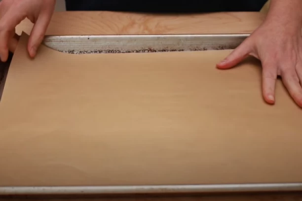 PAPIR ZA PEČENJE MOŽETE UPOTREBITI ZA OVO: Trik koji ZLATA vredi, nikome nije jasno kako se toga ranije nismo setili.