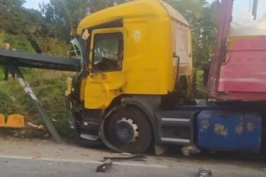 STRAVIČANA SAOBRAĆAJKA U BARIČU! Tereni kamion se zakucao u zadnji deo autbusa i stajalište, od siline udarca ga izbio iz zemlje! (FOTO/VIDEO)