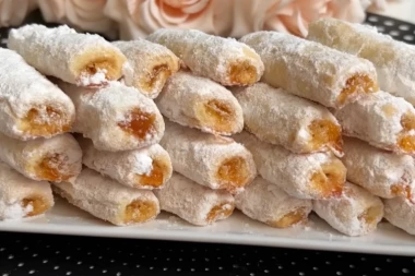 ROLNICA KOJA SE TOPI U USTIMA PUNJENA DŽEMOM: Od domaćeg testa miriše cela kuća - NEODOLJIVE