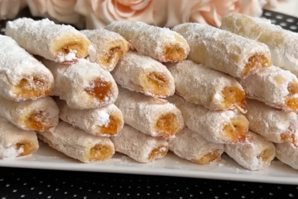 ROLNICA KOJA SE TOPI U USTIMA PUNJENA DŽEMOM: Od domaćeg testa miriše cela kuća - NEODOLJIVE