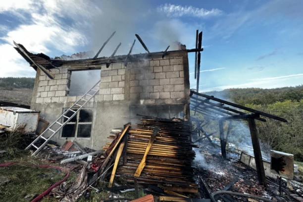 OGROMAN POŽAR ZAHVATIO PORODIČNO DOMAĆINSTVO! Vatra progutala jedan objekat! (FOTO)