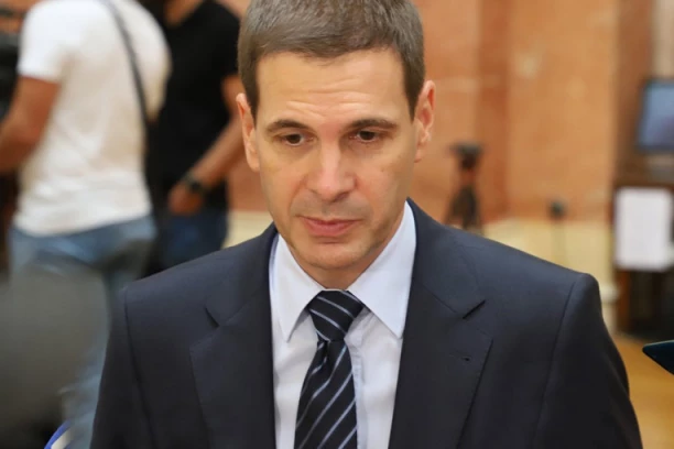 ISPOD MIRE TRISTA VIRE! Miloš Jovanović šuruje sa predstavnicima zapadnih ambasada i to usred Beograda! TOTALNO PROMENIO KURS!