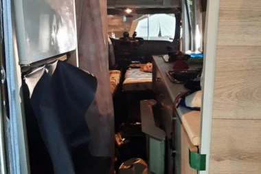 KAKO SU SVI STALI U NJU? 123 migranta pronađena u JEDNOJ PRIKOLICI, a evo šta su još policajci okrili na licu mesta