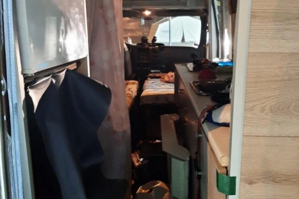 KAKO SU SVI STALI U NJU? 123 migranta pronađena u JEDNOJ PRIKOLICI, a evo šta su još policajci okrili na licu mesta