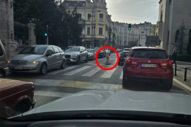 NIJE SAMO JUTARNJI ŠPIC, U OVOM DELU GRADA GUŽVE SU NON STOP ZBOG OVOGA NA PUTU! Već mesec dana stoji isti znak - vozačima svakodnevno pravi isti problem