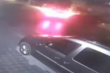 PROKLIZAO U PUNOJ BRZINI, OKRENUO SE I ZAKUCAO U PARKIRANA VOZILA! Vozač BMW izgubio kontrolu, sve zabeležile kamere! (VIDEO)