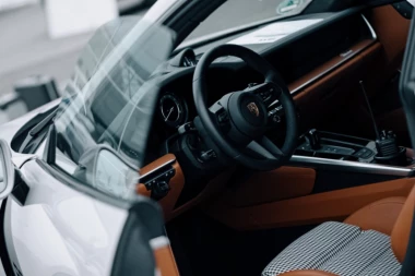 VOZILE SE PORŠEOM USRED NOĆI PA SLETELE SA PUTA: Pet tinejdžerki povređeno u udesu, dve teško