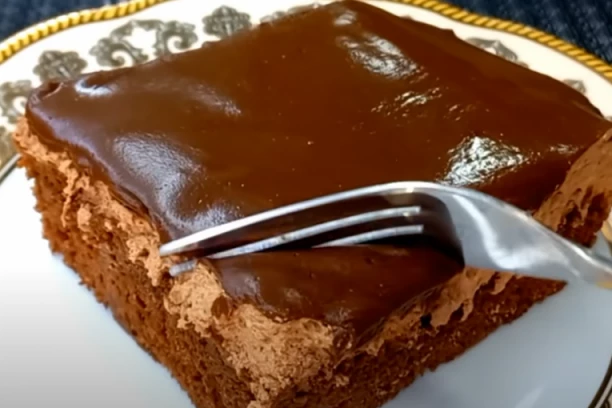 TRI PUTA NEDELJNO MUŽ MI TRAŽI OVAJ KOLAČ: Izgledaće kao da ste se satima mučile, a recept je NIKAD JEDNOSTAVNIJI (FOTO)