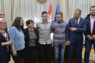 URUČENI KLJUČEVI SREĆNIM DOBITNICIMA! Stanovi u nagradnoj igri "Uzmi račun i pobedi" otišli u prave ruke! (FOTO)