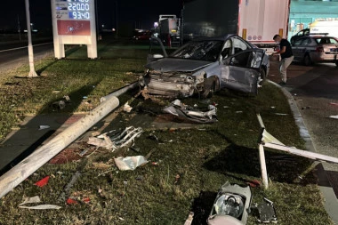 UDARIO U DRUGO VOZILO, PA U BETONSKI STUB: Jeziva saobraćajna nezgoda u Čačku - od automobila ostao samo krš! (FOTO)