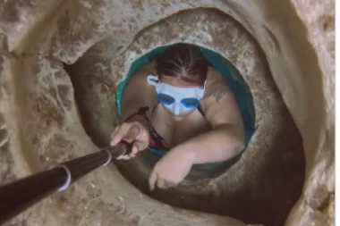 SVI SU ZANEMELI KADA JE ŽENA POČELA DA SE UVLAČI U SIĆUŠNU RUPU POD VODOM: U sekundi je samo nestala, kamera je sve zabaležila (VIDEO)