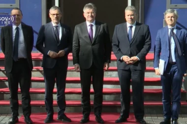VELIKA PETORKA EU STIGLA U PRIŠTINU: Počeo sastanak sa Kurtijem (VIDEO)