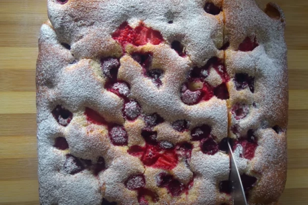 KOCKE SA MALINOM I BELOM ČOKOLADOM: Domaćice opravdano lude za ovom SOČNOM KOMBINACIJOM