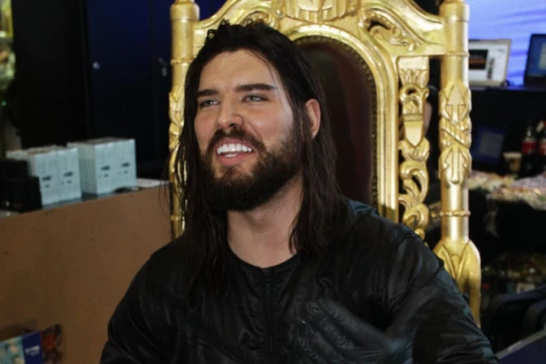 SKINUO SE ADAM ADAKTAR: Isplivale vruće slike, GOLO TELO u prvom planu! (FOTO)