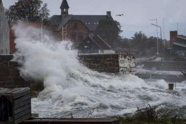 STRAVIČNA OLUJA NA SEVERU EVROPE: Britanija, Nemačka i Skandinavija NA UDARU olujnih vetrova, kiše i poplava, nevreme odnelo več četiri života