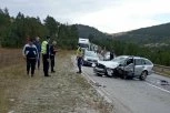 DVA VOZILA SMRSKANA, POVREĐENE DVE OSOBE: Teška saobraćajna nesreća kod Zlatibora! (FOTO)