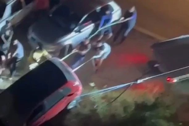 NELEGALNI ISKOP U BEOGRADU OPASNOST PO GRAĐANE: Automobil se survao u otkop!