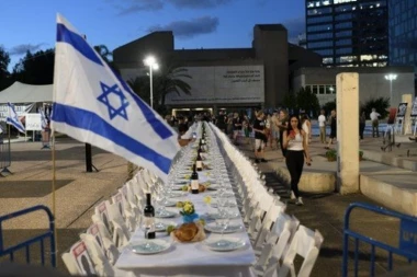 IZRAELCI IZVELI ČUDNU TAKTIKU, OČI SVETA UPRTE U NJIH! Ispred muzeja u Tel Avivu postavljeno 200 PRAZNIH stolica, njihova SIMBOLIKA ledi krv u žilama! (VIDEO)
