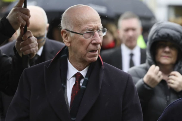 NEVIĐENI SKANDAL: Navijači "građana" zgrozili ceo svet - ovako su dočekali vest o smrti Bobija Čarltona! (VIDEO)