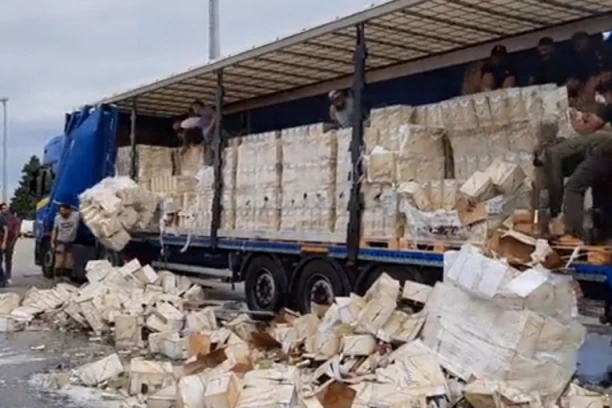 RAT NA GRANICI ŠPANIJE I FRANCUSKE I TO OKO VINA! Reke ovog pića teku ulicama! FRANCUSKI VINARI PRESRELI ŠPANSKE, RAZBIJAJU IM CISTERNE, FLAŠE, POLICIJA SE HVATA ZA GLAVU.... (VIDEO/FOTO)