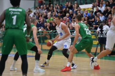 HRVATI PROTUTNJALI KROZ SLOVENIJU! Zadar GAZIO Krku, pa POVUKAO ručnu!