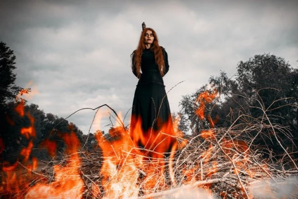 SPALILI DEVET ŽENA NA LOMAČI ZATO ŠTO SU VEŠTICE: Užas nad užasima, svet u neverici zbog povratka u SREDNJI VEK!