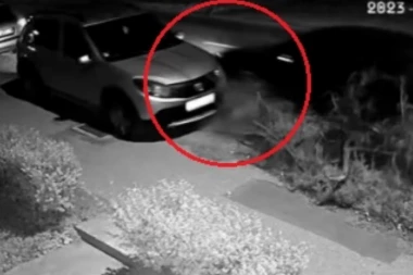 ZAKUCAO SE U PARKIRANO VOZILO, PA POBEGAO GLAVOM BEZ OBZIRA! Bahati vozač potezom ŠOKIRAO sugrađane, nadzorne kamere snimile SVE! (VIDEO)