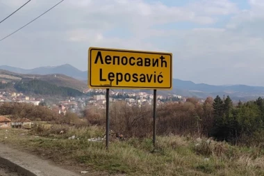 SKANDAL U LEPOSAVIĆU: Uklonjena zastava Srbije i UN, postavljena tabla "Republika Kosovo"